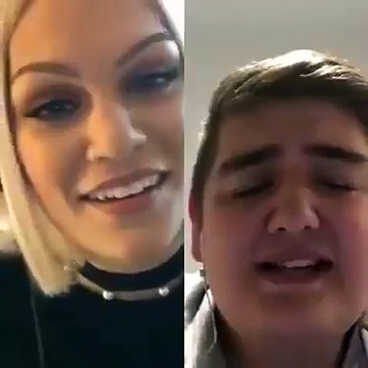 Jessie J cantando con un fan con una voz increíble
