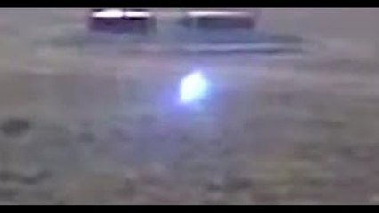 OBRERO GRABA UNA ESFERA DE ENERGÍA AZUL FLOTANDO (FUEGO FATUO) // RazaDesconocida