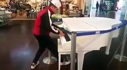 Piano centro comercial chico toca "Comptine d`un autre ete" de Yann Tiersen
