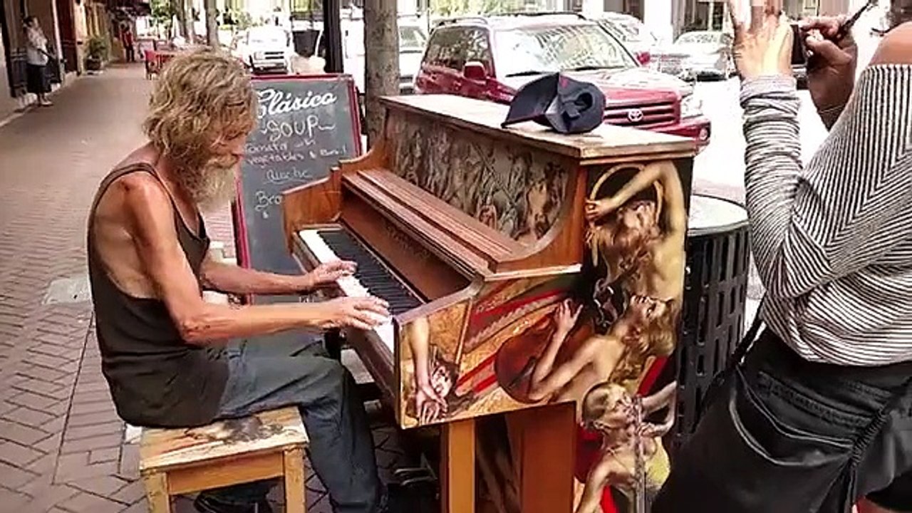 Vagabundo sorprende a todos tocando un piano en plena calle