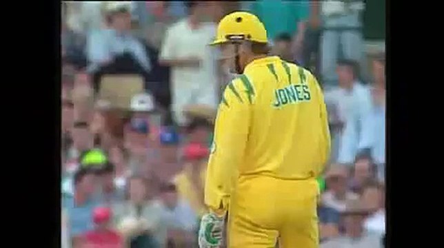 Curtly Ambrose vs Dean Jones.Aus vs WI cricket. Good ball!. Rare cricket video