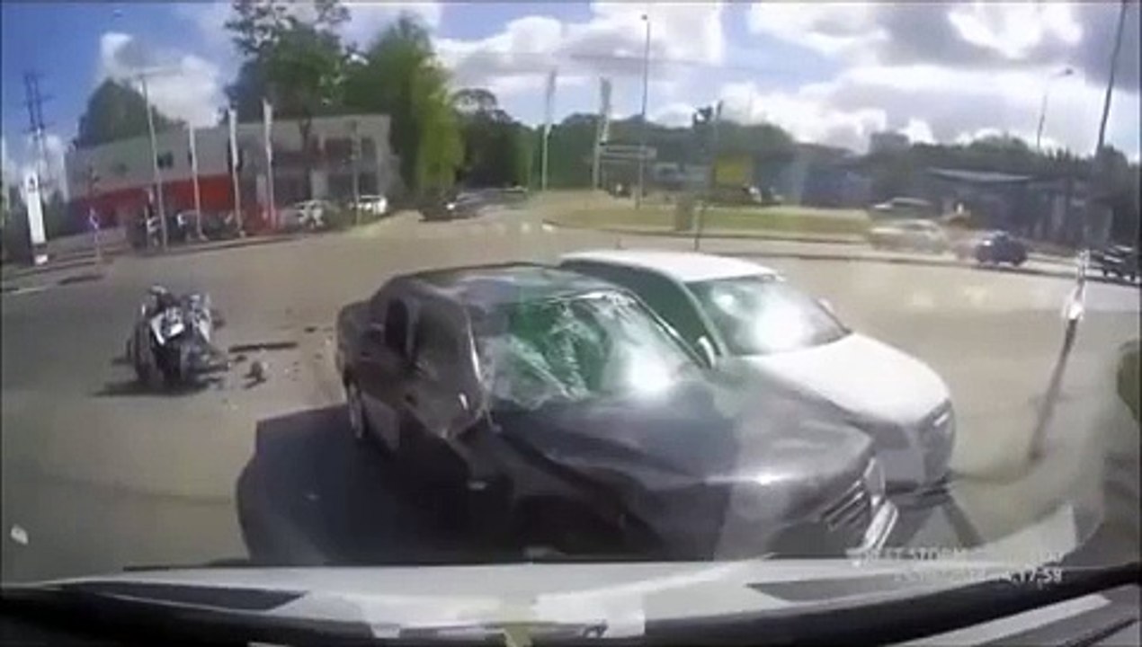 Traffic accident of shock　激突して人が空高く投げ出される瞬間