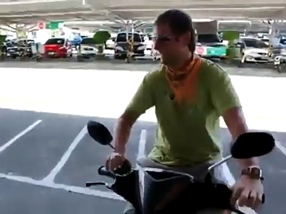Motorbike crash 買ったばかりのスクーターで大失敗