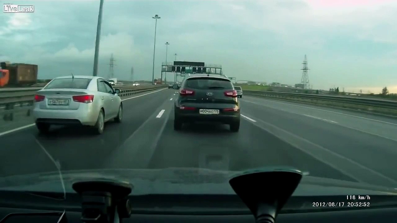 急停車した車にバイクが猛スピードで追突してしまう