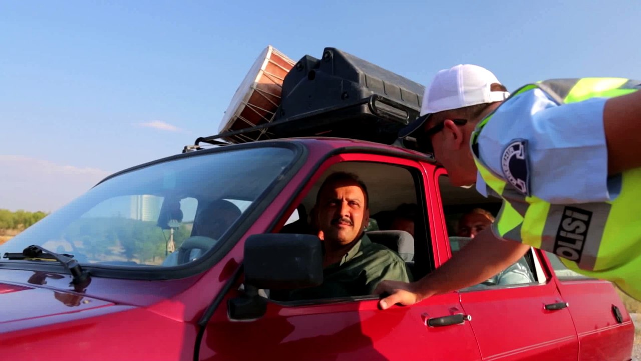 Bir garip trafik çevirmesi İstiklal Marşı'nı Neşet Ertaş yazdı