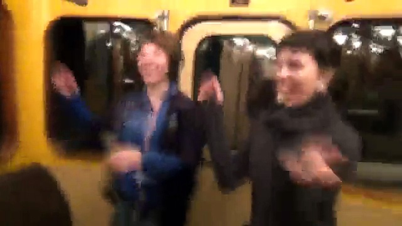 vMetro - «We No Speak Americano» (в вагоне метро, 2011) (Александр Бон)