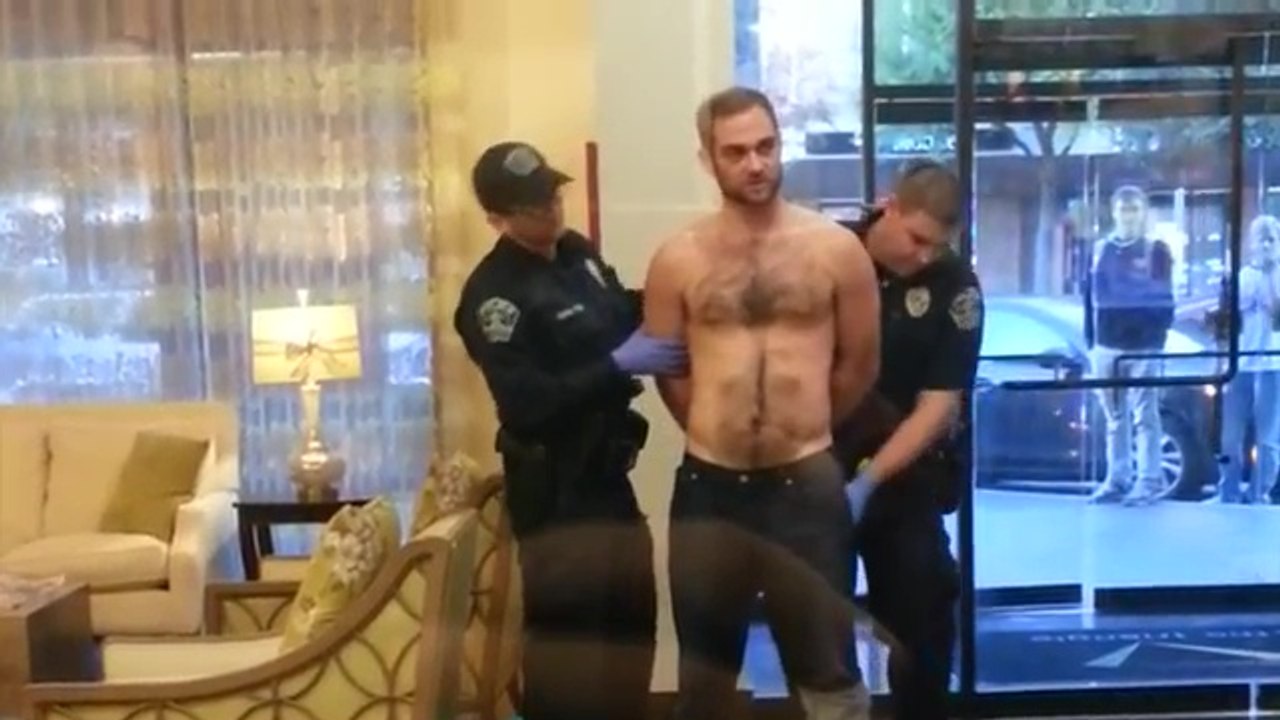 Un policier pense trouver un paquet suspect dans la poche d'un homme -  Vidéo Dailymotion