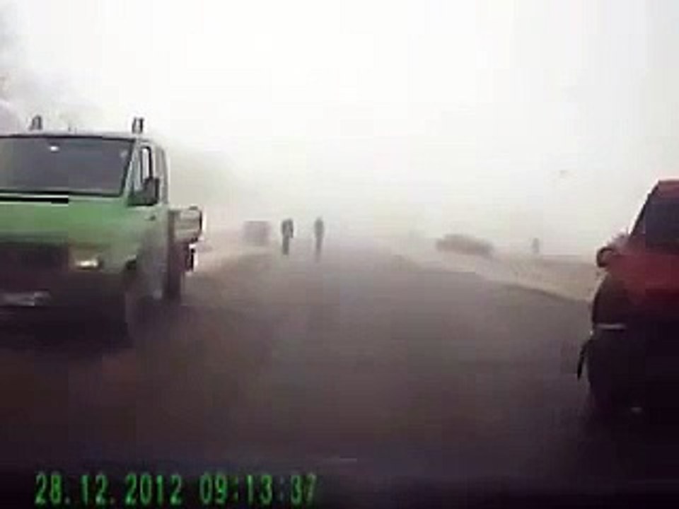 中国の高速道路上での大規模な交通事故の映像　ドライブレコーダー