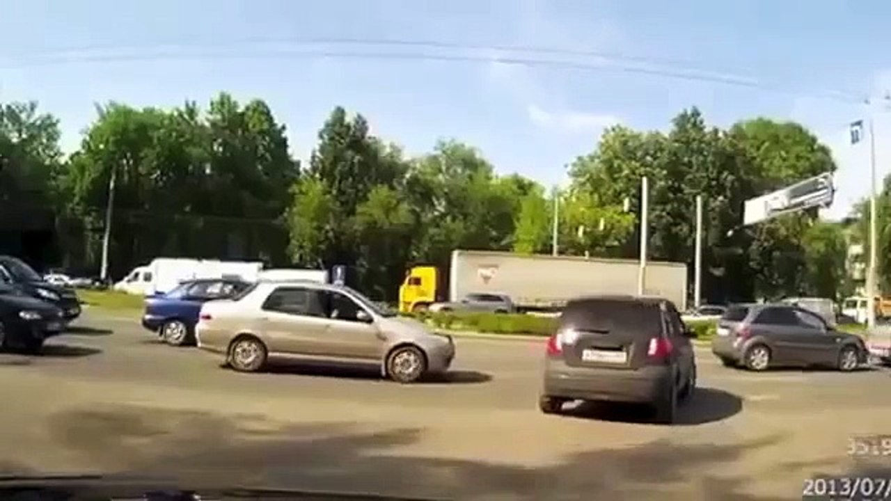 【衝撃映像】無惨に大破するクルマ！！迫りくる恐怖映像！！海外自動車事故　クラッシュ総集編　　決定的瞬間Car crash compilation 2013　Accident　No3