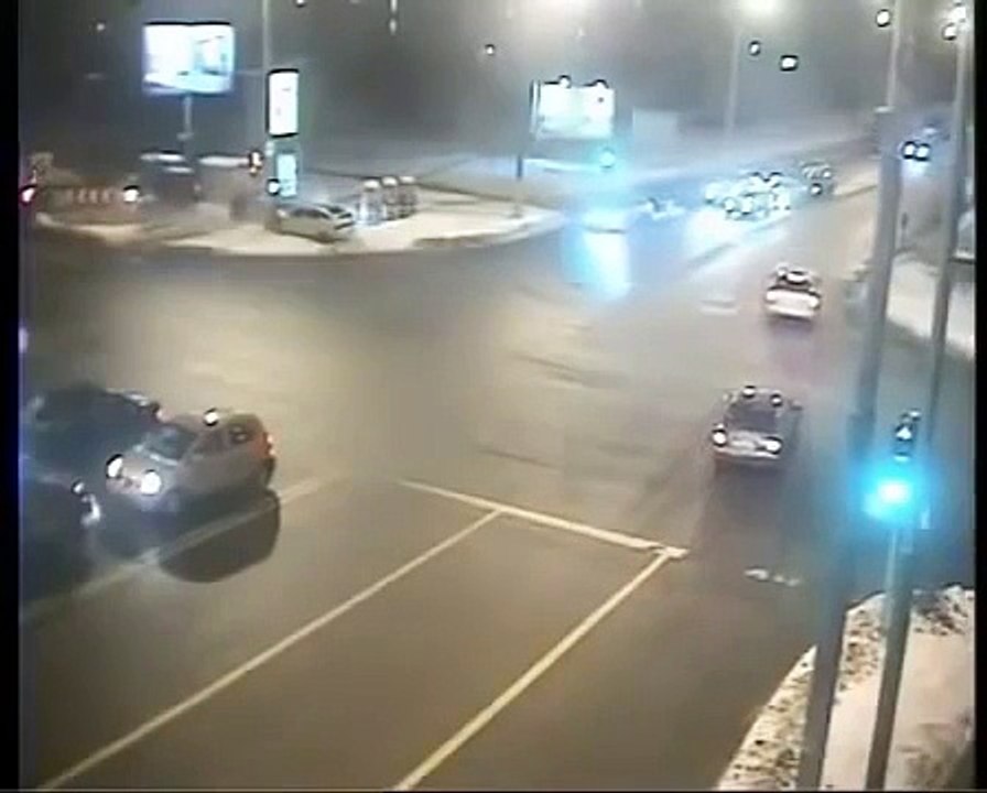 Traffic accident 【閲覧注意】ひどすぎる映像　人が飛ぶ　交通事故