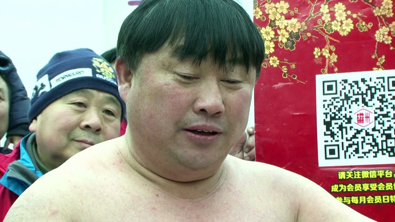 Eiskalt: chinese badet in wanne voller eis