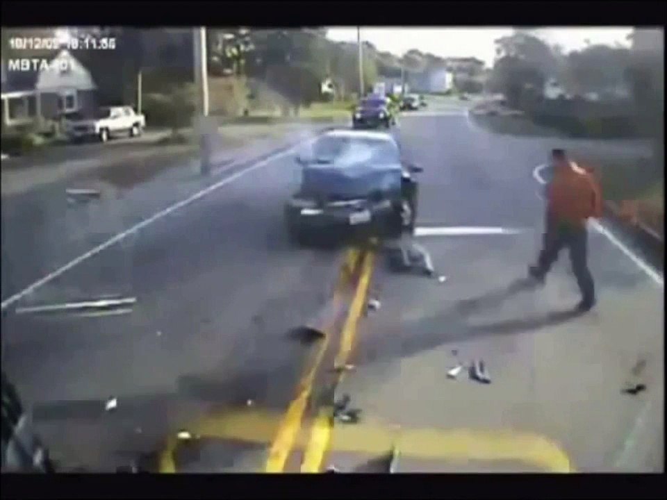 無理な追い越しをした車と正面衝突。死亡事故 2013 (HD)