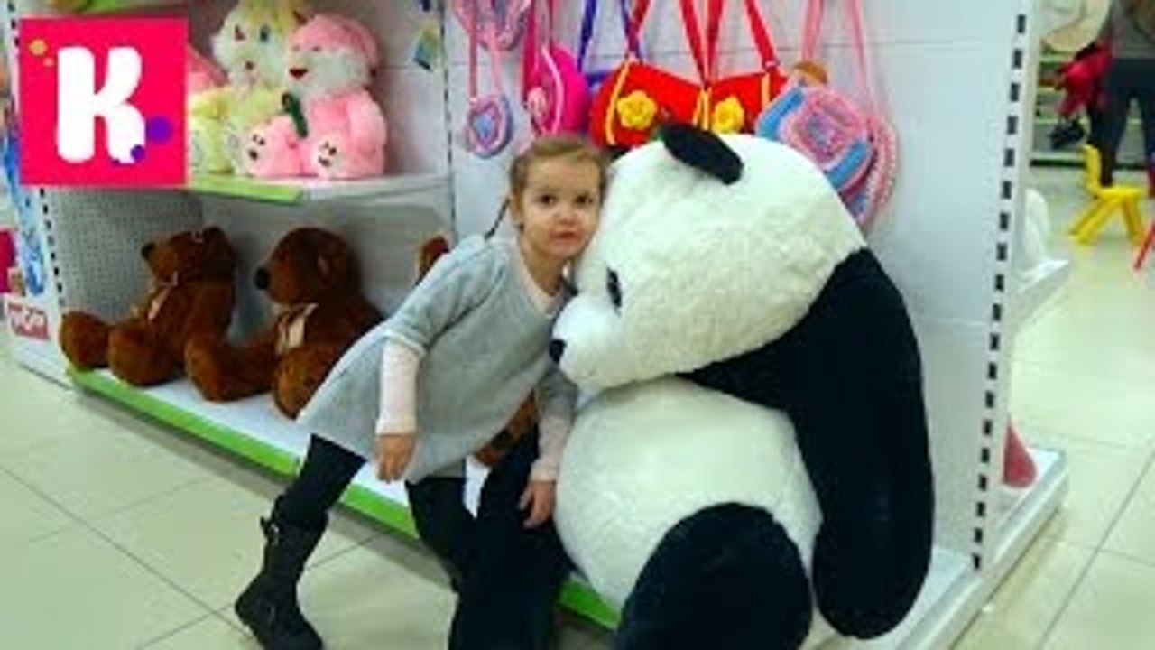 Катя делает покупки куклу Монстер Хай и кассовый аппарат Shopping toy in kid's store