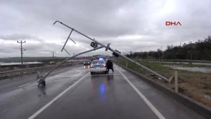 Edirne Trafik Uyarı Levhası Yola Devrildi