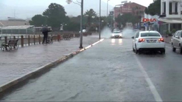 Kuşadası Lodos ve Yağmur Kuşadası'nda Hayatı Olumsuz Etkiledi