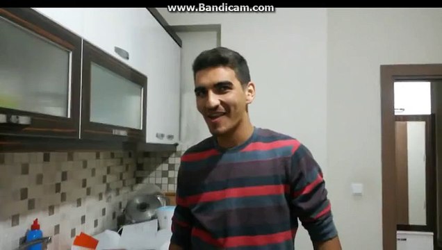 Hunharca Gülen Adam