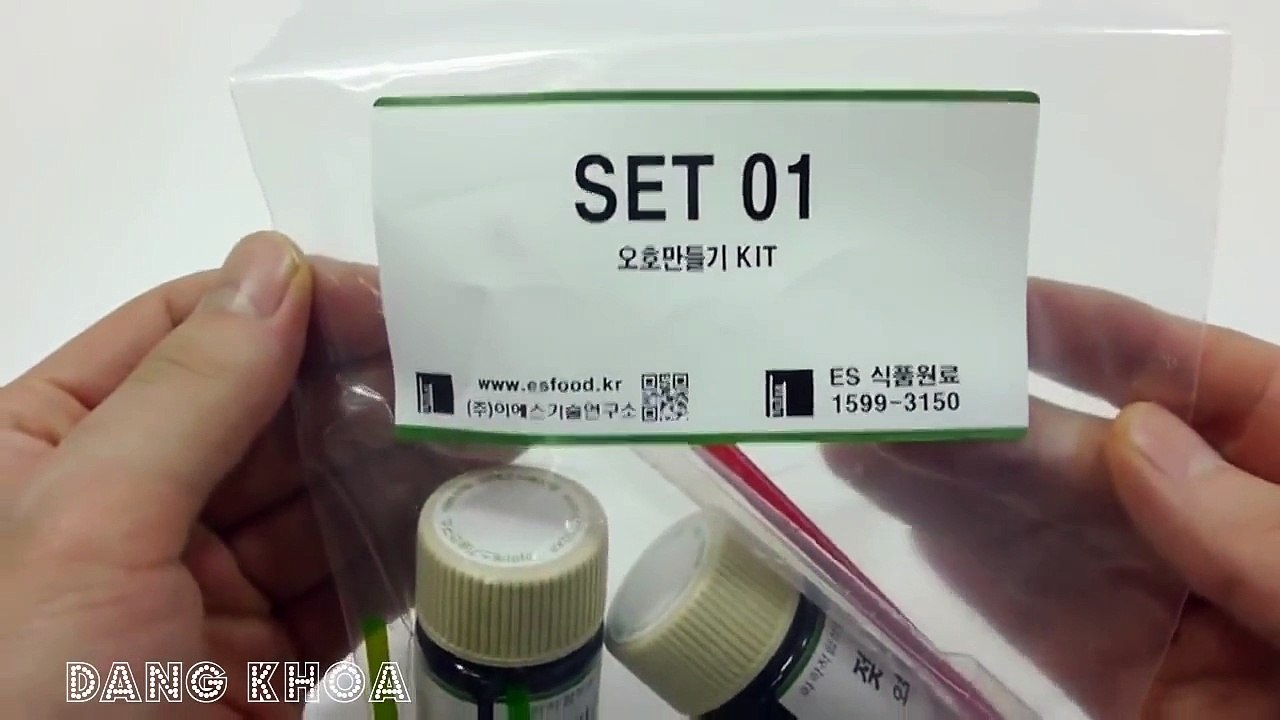 Tạo chất lỏng không màu bằng đồ chơi chất nhờn ma quái cho bé xem