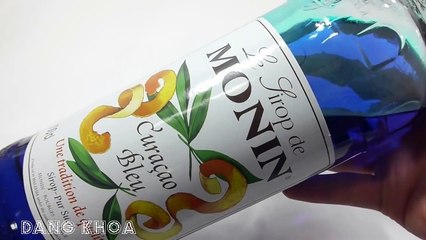 Tạo chất lỏng màu xanh bằng đồ chơi chất nhờn ma quái cho bé xem (2)