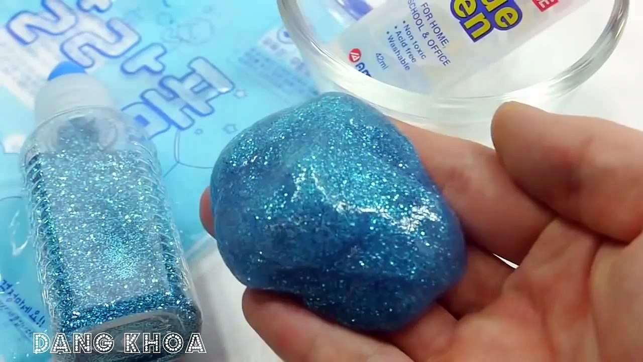 Tạo chất lỏng màu xanh bằng đồ chơi chất nhờn ma quái cho bé xem
