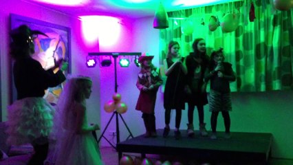 De kinderen doen ´Rosanne´ karaoke