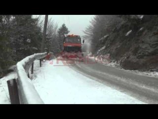 Download Video: Korçë, fshati Panarit dy ditë i bllokuar, Dardhë e Voskopoja pa energji