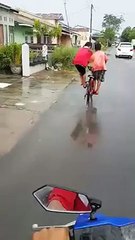 طفلان على دراجة واحدة فيديو طريف