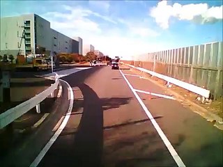 ドライブレコーダー　阪神高速　トレーラーの危険な合流