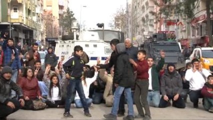 Diyarbakır'da İzinsiz Yürüyüşte Olaylar Çıktı