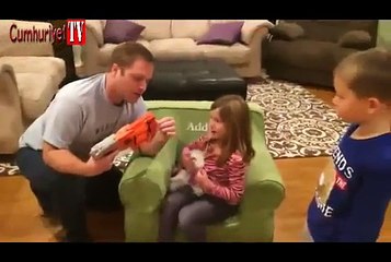 Küçük kız oyuncak tabancayla dişini böyle çekti