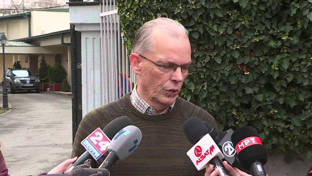 Vanhojte: Politika të mbaj duart larg mediave