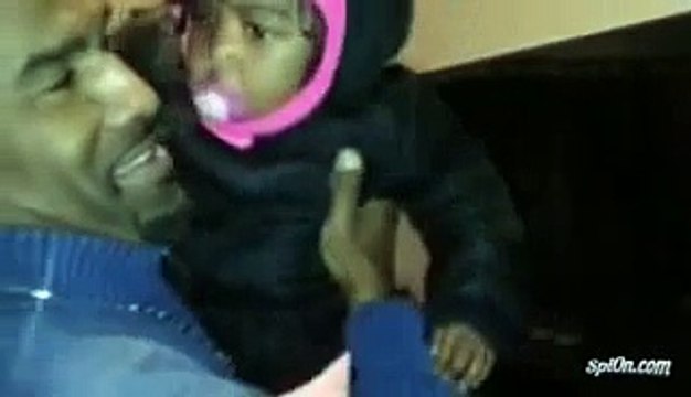 Bébé voit le frère jumeau de son papa