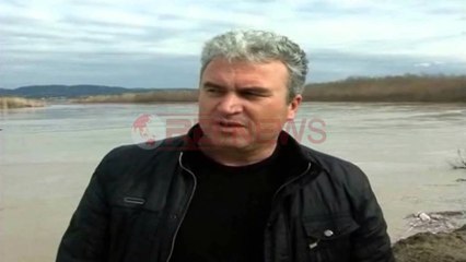 Video herunterladen: Vjosa del nga shtrati në Selenicë, dëmtohet argjinatura. Në Novoselë disa ha tokë nën ujë - Ora News