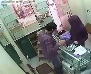 بصفاقس تقوم باغراء البائع وخلته يلبسها الحلق تفرجو شعملت من بعد