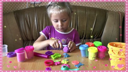 Little girl playing PLAY DOH Videos .Playdough for kids Models of animals.Russian