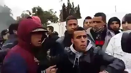 احتجاجات الان في القصرين للمطالبة من الحكومة بتحسين الاوضاع المعيشية المزرية التي يعيشونها