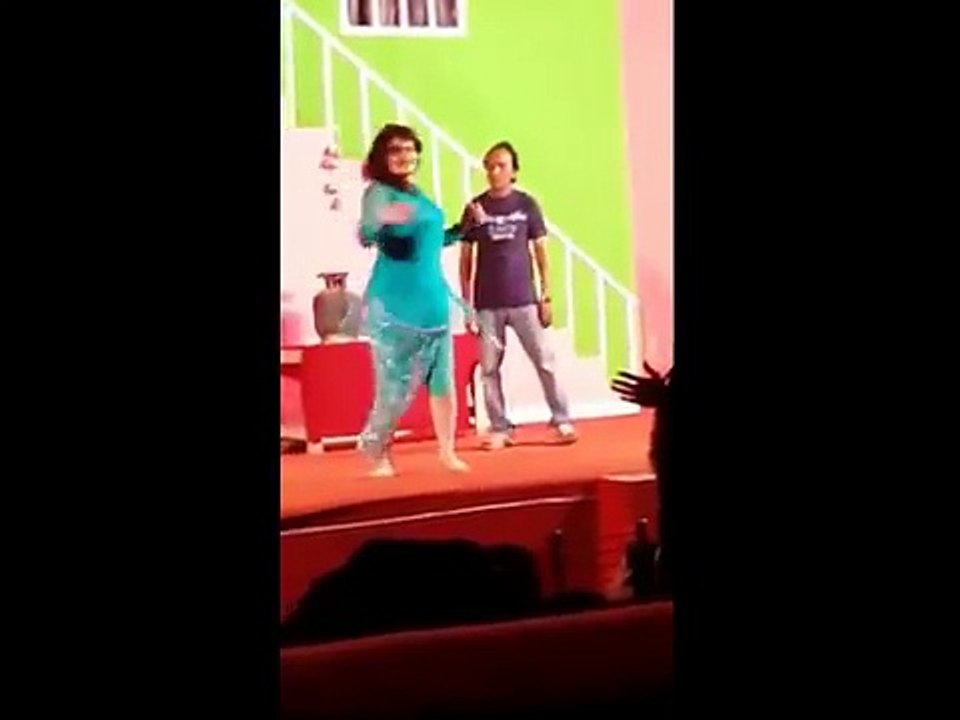 NEW LATEST PAKISTANI ACTRESS HOT STAGE MUJRA DANCE 2016