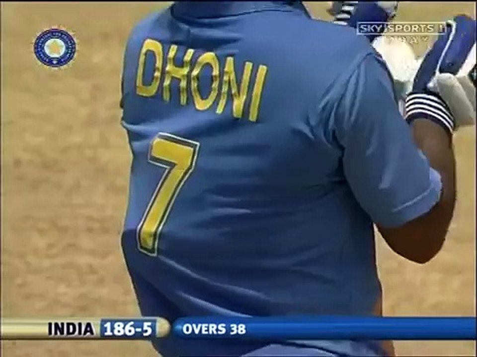 Dhoni plays with ice bags on his back,Jamsedpur 2006. Rare cricket video