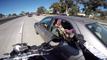 Un motard fait une blague à une fille sur l'autoroute