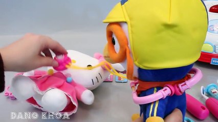 Trò chơi bé tập làm bác sĩ khám bệnh trích thuốc cho búp bê Hello Kitty bị ốm