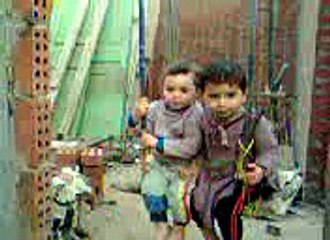 طفلين جميلين على أرجوحة يدوية