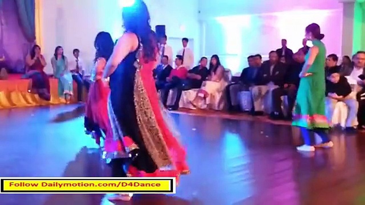 Pakistani Cute Girls Wedding Dance - Mondian Nu Thag Lay - HD