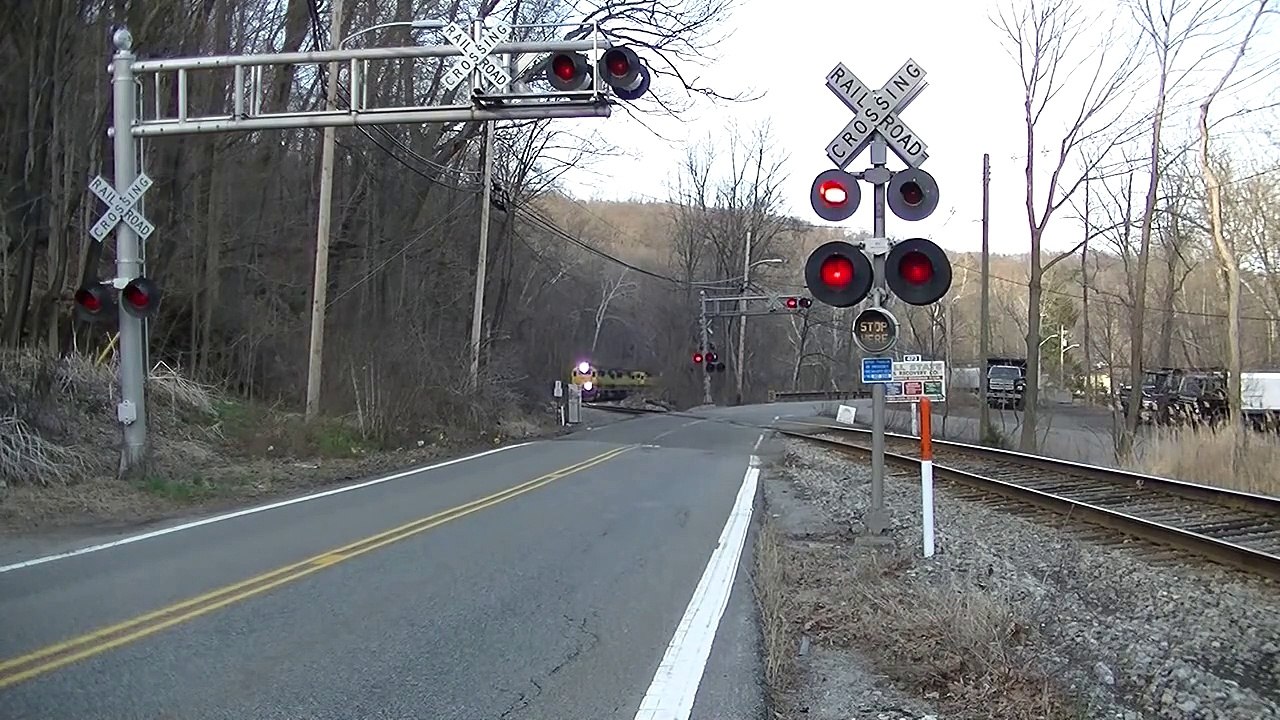 NYS&W SU-99 goes through crossing with strobe lights