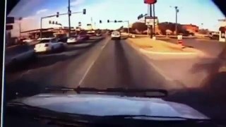 Car crash 警察とのカーチェイスで信号待ちの車に激突そして逃亡