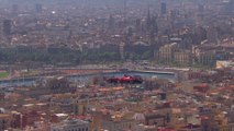 Fórmula 1 de Ferrari volando sobre Barcelona