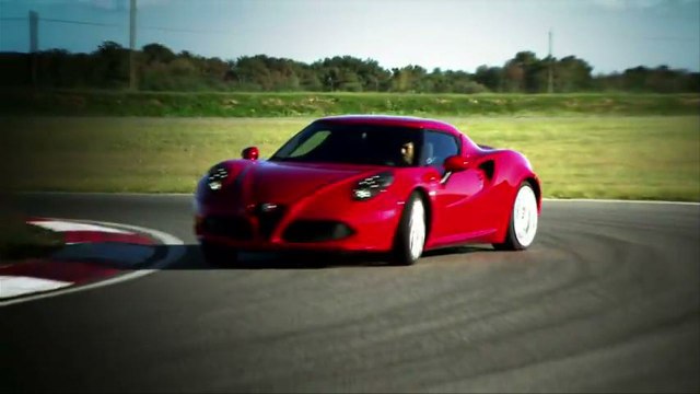 Giancarlo Fisichella conduce el Alfa Romeo 4C