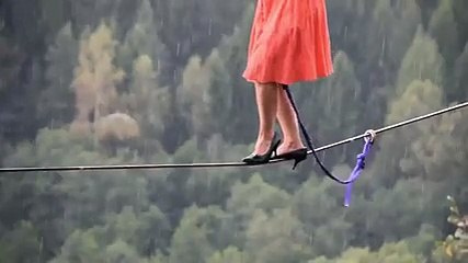 Topuklu Ayakkabıyla İp Üstünde Yürüyen Kız Yok Böyle Bir Şey