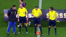 Leo Messi mostrando su quinto Balón de Oro a la afición
