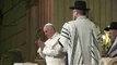 El papa visita por primera vez la sinagoga de Roma y lleva un mensaje de paz