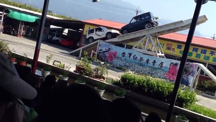 Increible lo que hacen estos 2 coches