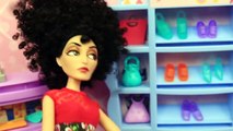 BARBIES FUNNY SHOE PROBLEMS! Frozen Prince Hans & Barbie Shop at Mall Doll Parody DisneyC